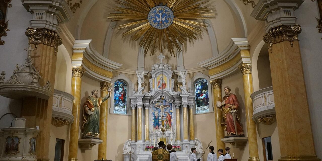 Latin Mass, but faithful to the pope: A Minnesota church shows a different way during schism crisis